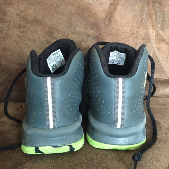 youth basketball shoes - Picture 4 of 10